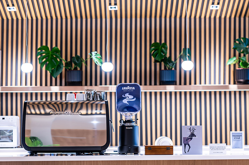 所有來店貴賓還可享用全球第三大咖啡烘焙商 LAVAZZA 咖啡,Top Class 頂級義式咖啡與 Gran Espresso 濃郁風味咖啡任君挑選。