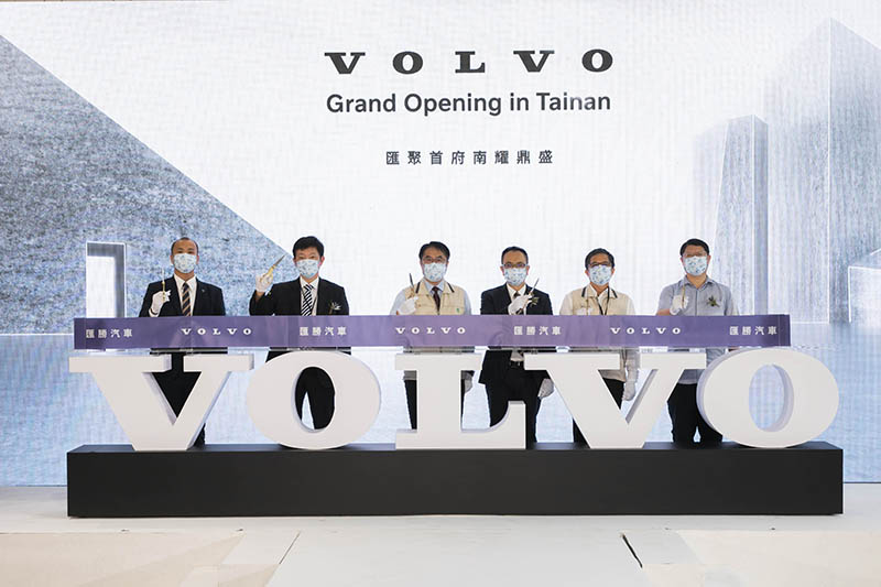 台南 Volvo 匯勝汽車中華展示暨服務中心開幕典禮現場冠蓋雲集,由匯勝汽車總經理曾長峰先生、匯勝汽車董事長蔡奇峰先生、台南市市長黃偉哲先生、國際富豪汽車總裁陳立哲先生、台南市中西區區長汪慶龍先生與台南市警察局第二分局局長許坤田先生(左至右)主持剪綵儀式。