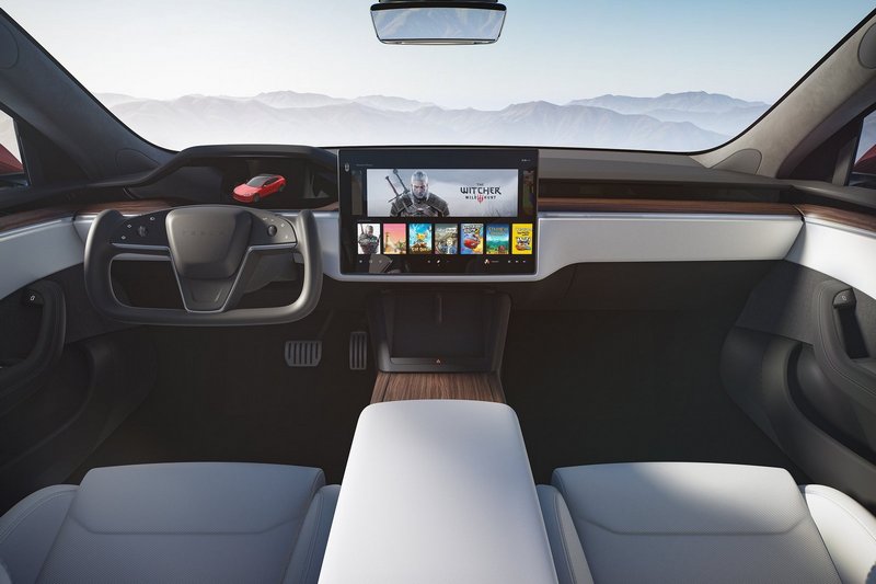 在消費者報告中，Model S新穎的方向盤實際使用不僅要適應設計邏輯，且轉向時也相當不順手。