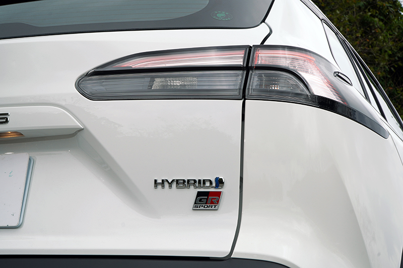 尾燈置換為透明且燻黑處理的樣式,搭配一旁GR字樣徽飾帶出其獨特身分