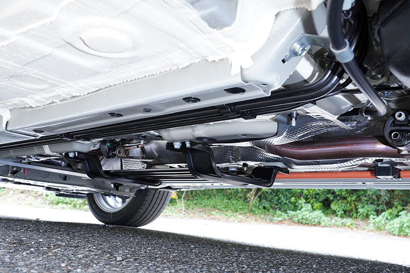 Corolla Cross GR Sport底盤中央加入了井字型強化支架,藉以強化車體的剛性與抗扭表現