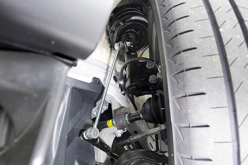 透過將彈簧硬度提升30%並重新調整阻尼係數後,竟帶給我有類似歐系車的路感回饋