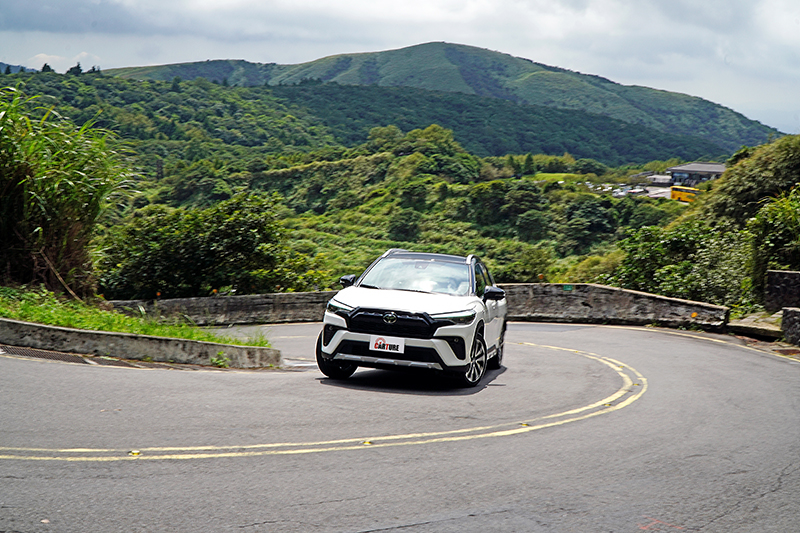 彎中側傾當然有但已不再那麼明顯,可以放膽地以更快的速度帶入