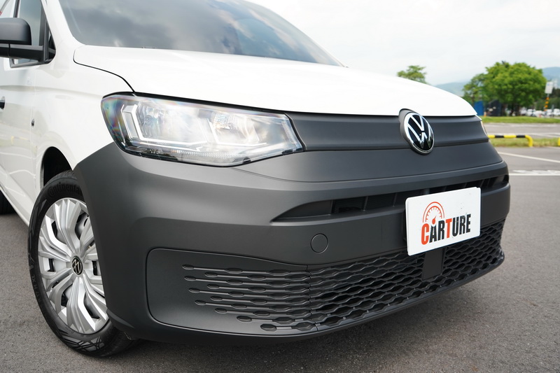 轎車感的車頭輪廓搭配電動車般的封閉式水箱罩設計,比起同級對手在顏值上更為討喜