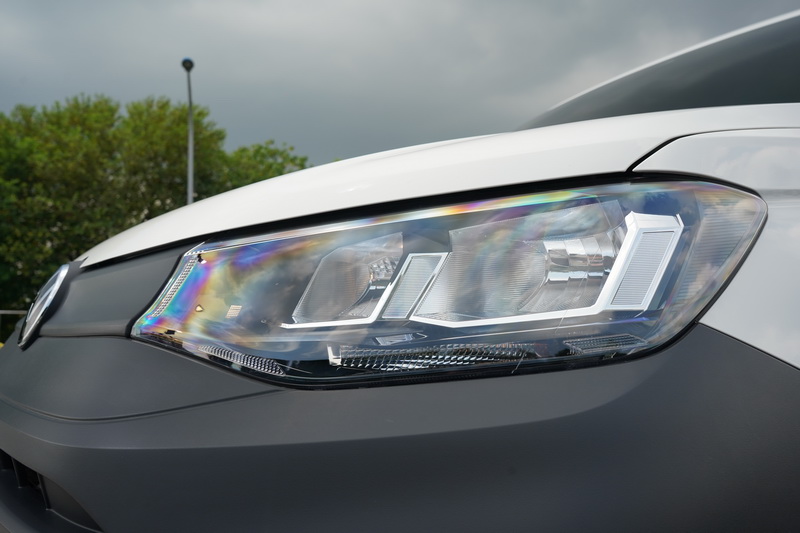 Caddy Cargo頭燈採用易於保養的鹵素光緣,科技感受上則略遜一籌