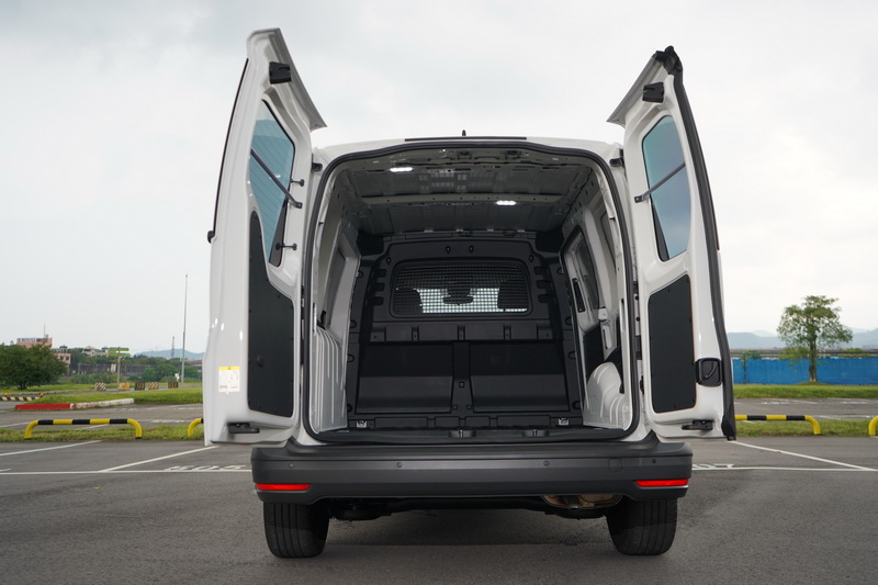 Caddy Cargo長、短軸的尾門採不同開啟方式,短軸為上掀式長軸為左右對開式