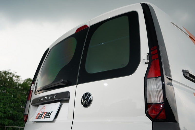 尾燈延續Caddy Maxi的長條直立燻黑式樣,不過燈源從LED改為傳統鹵素燈泡