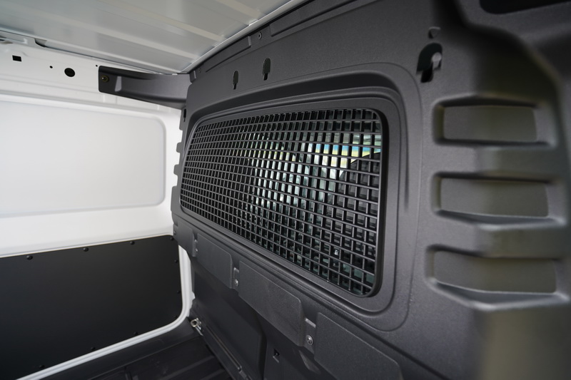 貨艙與駕駛艙之間配有硬質網狀防護隔板,避免貨物因煞車向前傾倒撞破玻璃