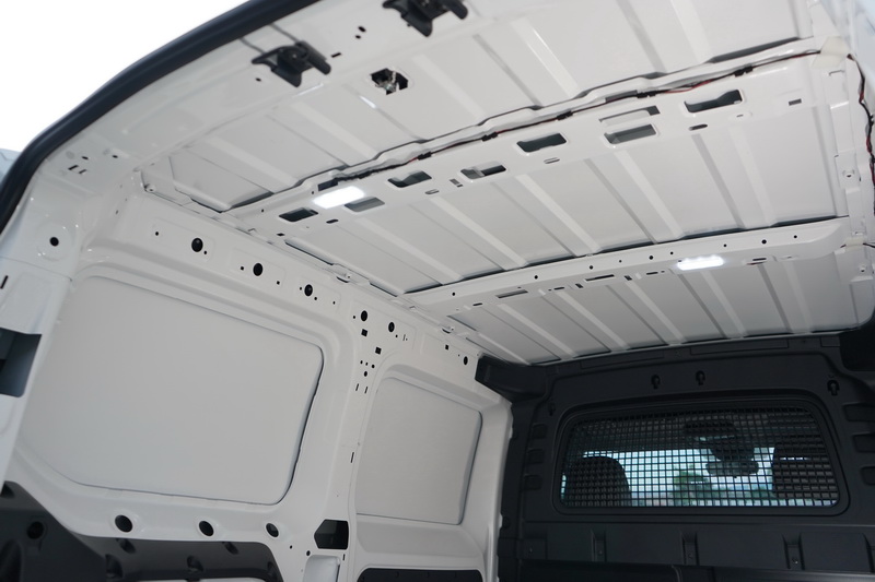 為了盡量騰出置物空間,後艙所有的隔音材、內飾板皆已移除