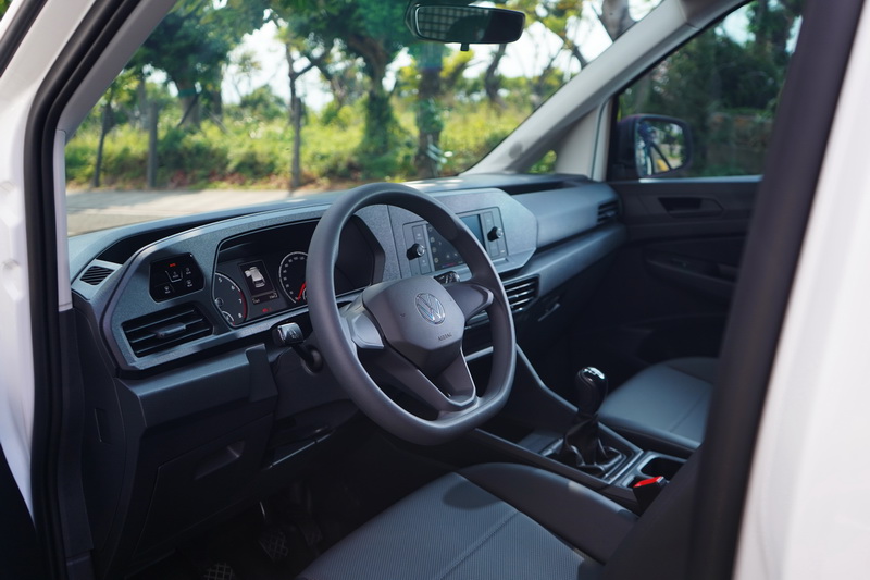 駕駛艙鋪陳猶如簡配版的Caddy Maxi,但觸控式燈光開關與6.5吋觸控中控螢幕依舊保留