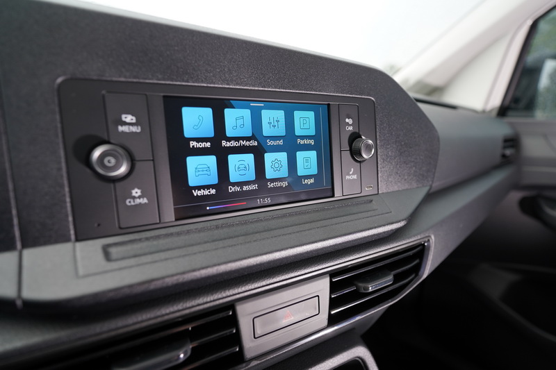 6.5吋觸控中控螢幕將空調實體按鍵整合其中,操作起來習慣就好