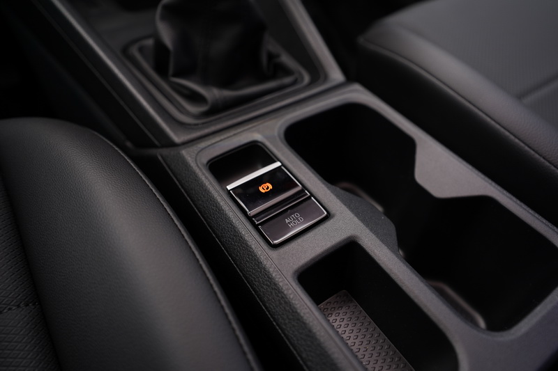 Caddy Cargo即便是商車設定,但電子手煞車與Auto Hold功能同樣保留