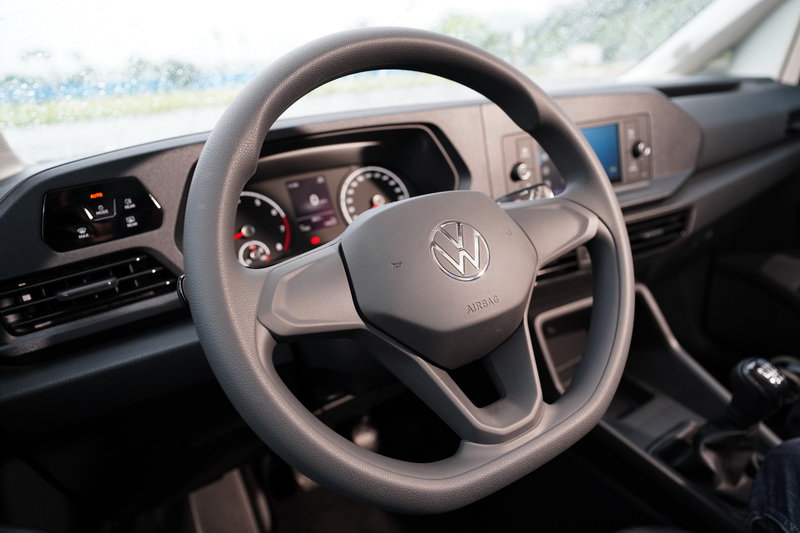 方向盤上可控制音量及操作選單的多功能按鍵,還有駕駛輔助系統按鍵已不復見