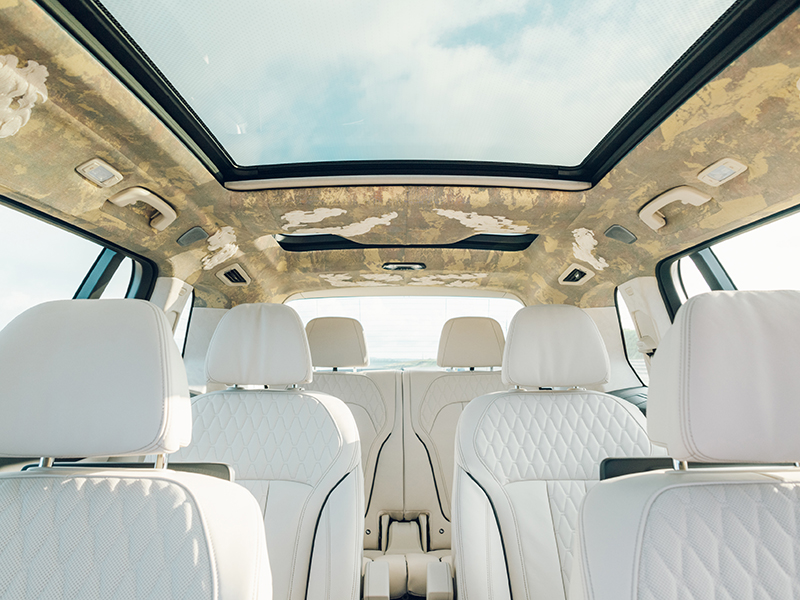 BMW公布的展示車整個車內頂篷都用上了「西陣織」包覆,但僅為展示用,前文已提到實際販售的車輛會是使用白色Alcantara材質包覆。