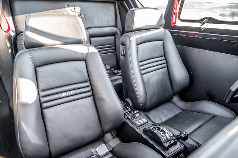 進入座艙,配置不輸豪華車,印入眼簾的是前座兩張具有加熱與通風功能的真皮Recara座椅。