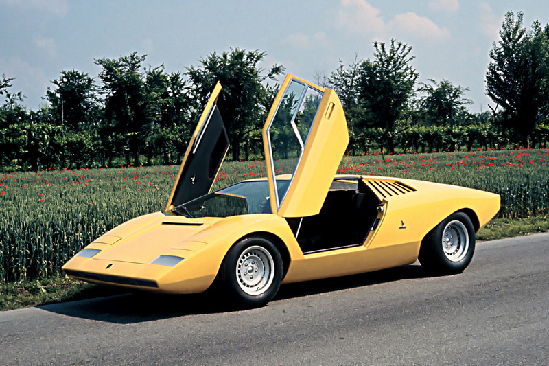 第三章影片可以清楚看見車輛就是1971年的Countach。