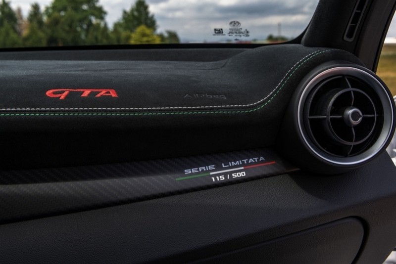 座艙採用麂皮妝點,同時也繡上限量500台編號。