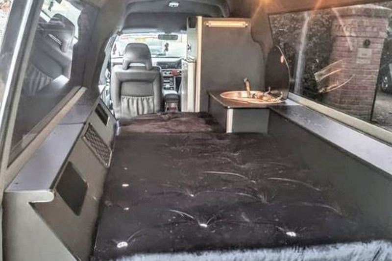 車內擁有寬敞休息空間,及廚具、水槽、冰箱等設備。