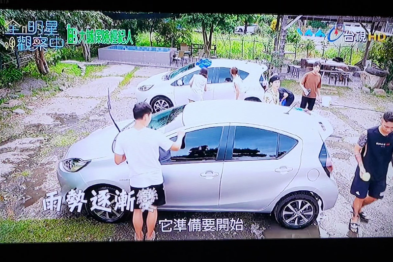 【車勢星聞】《全明星觀察中》洗車遇瞬間大雨!《辣台妹》小春在車上寫的。(圖:翻攝自台視)