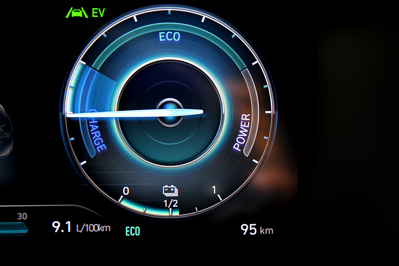 油電版採用整合式制動系統，踩下煞車時儀表會顯示動能回充程度