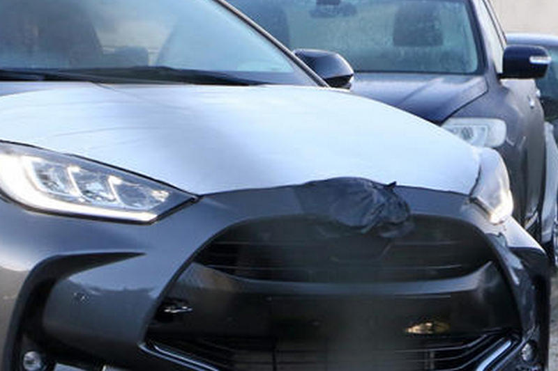 很明顯偽裝測試車是Yaris,但遮蔽的Logo卻露出Mazda輪廓,所以這會是新Mazda 2?