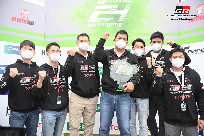 Toyota Gazoo Racing Team Thailand連續兩年在紐柏林24小時耐力賽獲得分組冠軍,左一即為自台灣前往泰國發展多年的車手陳建宏。