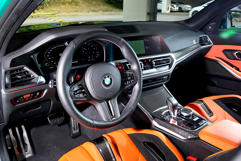 座艙與一般3系列相同,但鮮橘配色與碳纖維就營造強烈性能氣息。