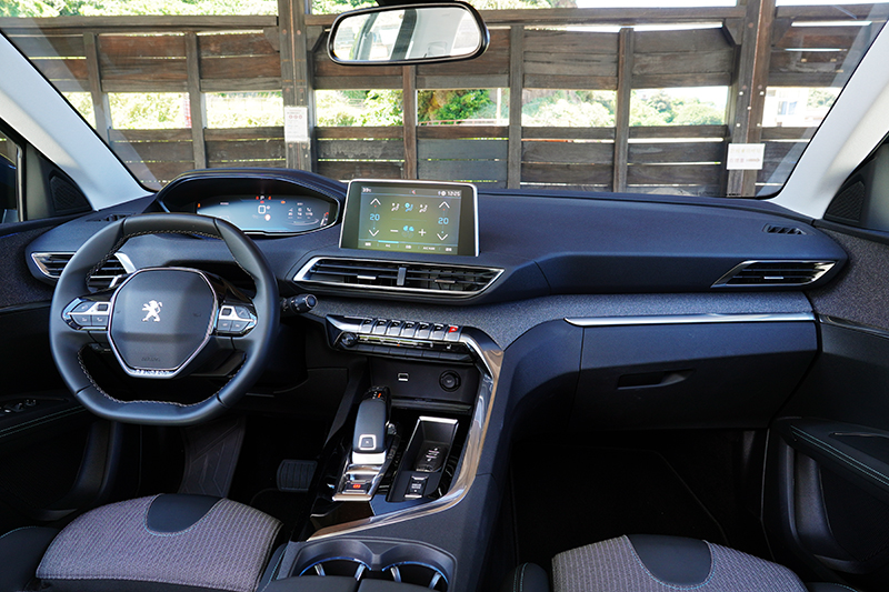 Peugeot新世代的 i-Cockpit® 駕駛導向的科技座艙,首先映入眼簾的是小盤徑附換檔撥桿的方向盤、可自行設定的 12.3 吋全彩數位儀錶 、觸手可及的八吋 HD 中央彩色觸控螢幕,無論設計、質感與便利性都有絕佳表現。