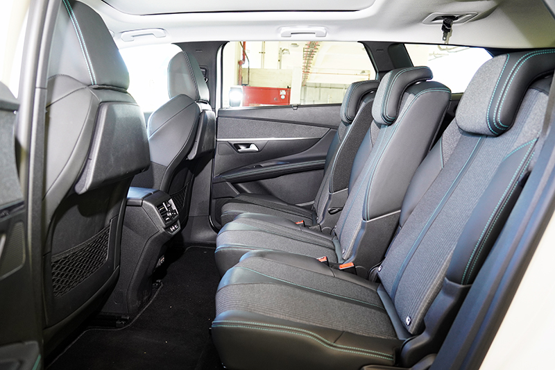 5008第二排採三張獨立座椅設計,皆可獨立前後滑移與調整椅背頃角。