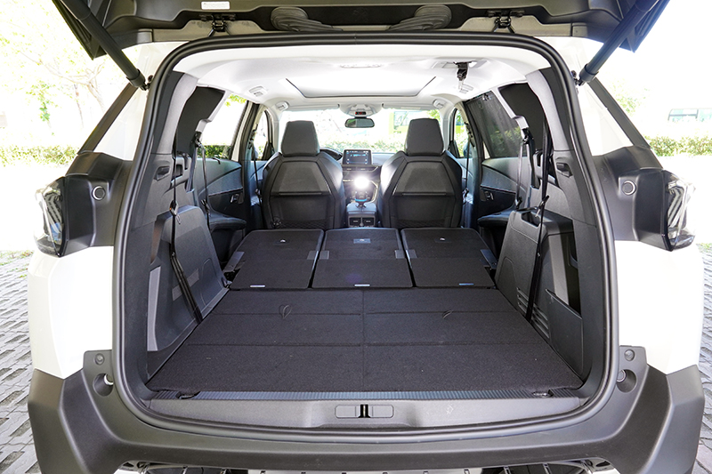 5008在將第三排座椅收納後,加上第二排椅背放倒可創造最大1940L的置物空間。