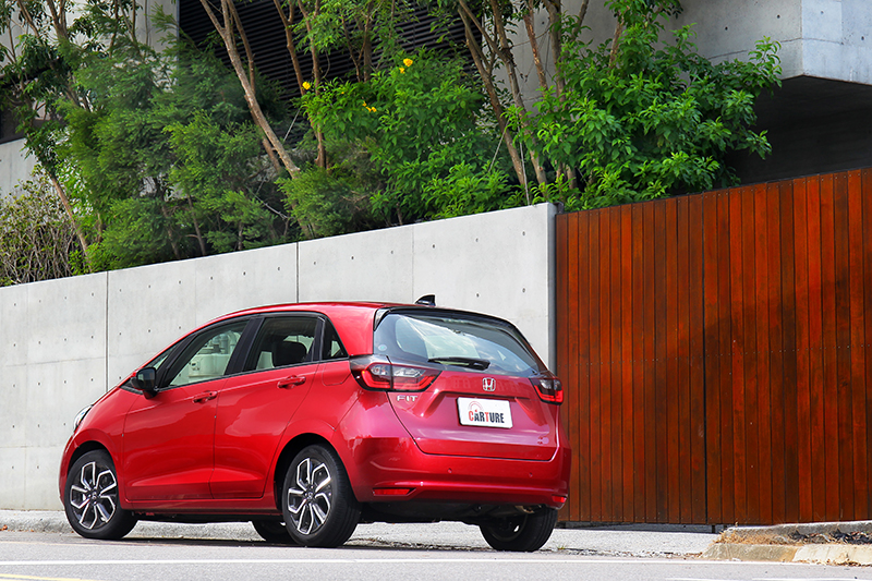 短捷但挺翹的廂式後半截輪廓很FIT,卻又予人更加平穩安定的心理感受。