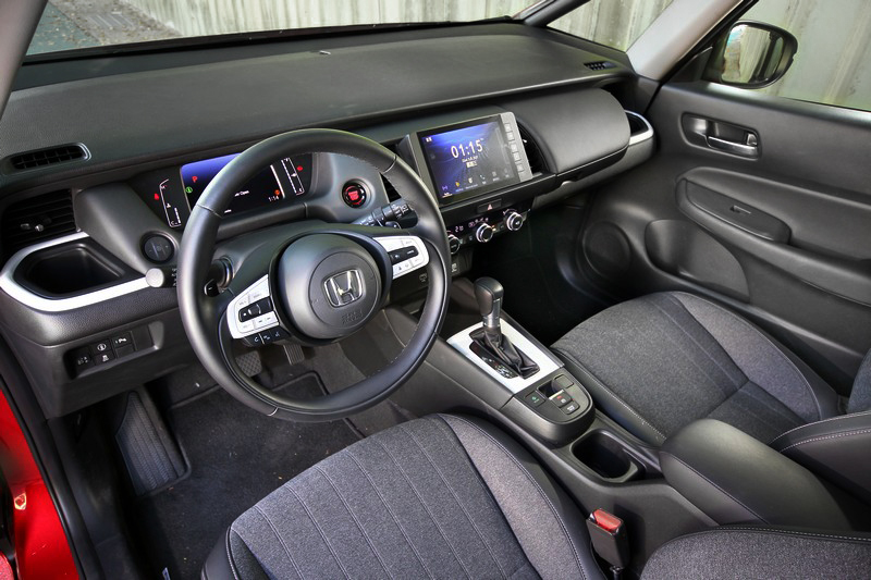 以水平為基準的中控台降得很低,所有操作介面幾乎也都集中於這區塊,因此帶來極其簡潔好看的視覺佈局。