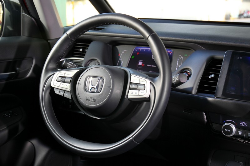 真心稱讚方向盤兩側的象牙白飾板的好質感,也讓車室氛圍進階至另一層次。