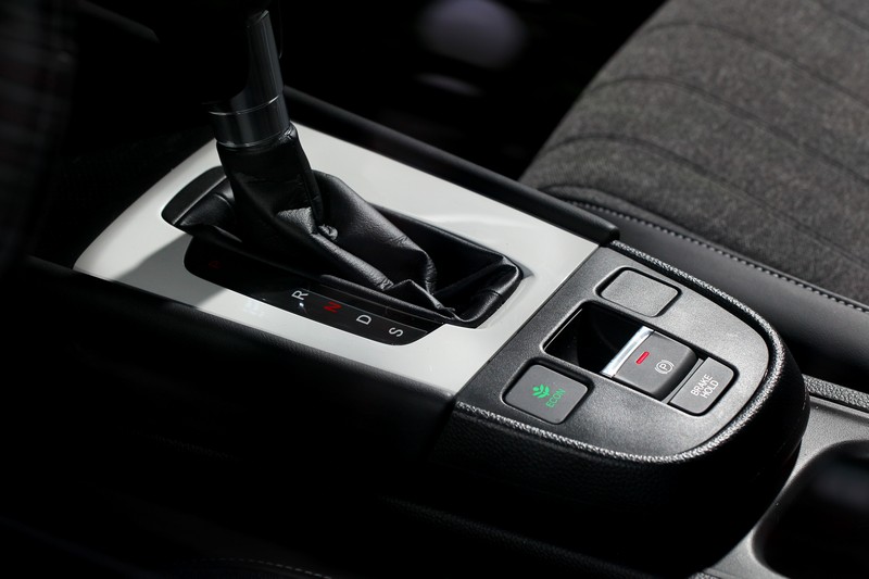 所謂美感其實無需矯飾,像這樣平整無瑕素素的排檔座,看了就讓人感覺開心。