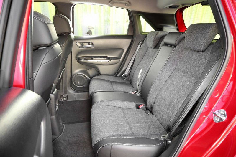 椅背與椅墊內均採用全面支撐骨盆到腰椎的加厚大面積樹脂製內襯,從坐進去的第一刻起,便得以感受倍感呵護的溫柔包覆。