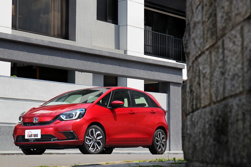 想要不受拘束的移動生活,卻又能在有限的資源中盡所能獲得最舒適從容的全方位享受,正是選擇全新Honda FIT最充分的理由。