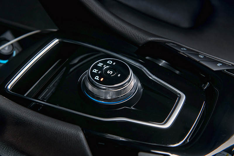 搭載之SelectShiftTM 8 速手自排變速箱,具換檔撥片設計與E-Shifter 電子式旋鈕排擋。