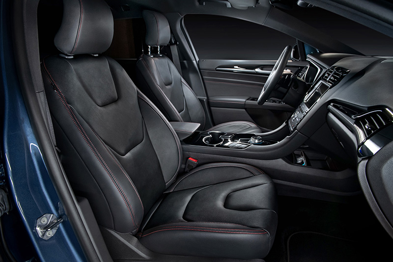 專屬皮椅配有運動化紅色縫線,並附雙前座10向電動調整及駕駛座三組記憶功能。