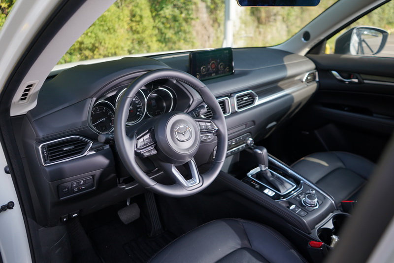 由於CX-5型動旗艦版僅為新年式的更新,內裝配備幾乎未變動