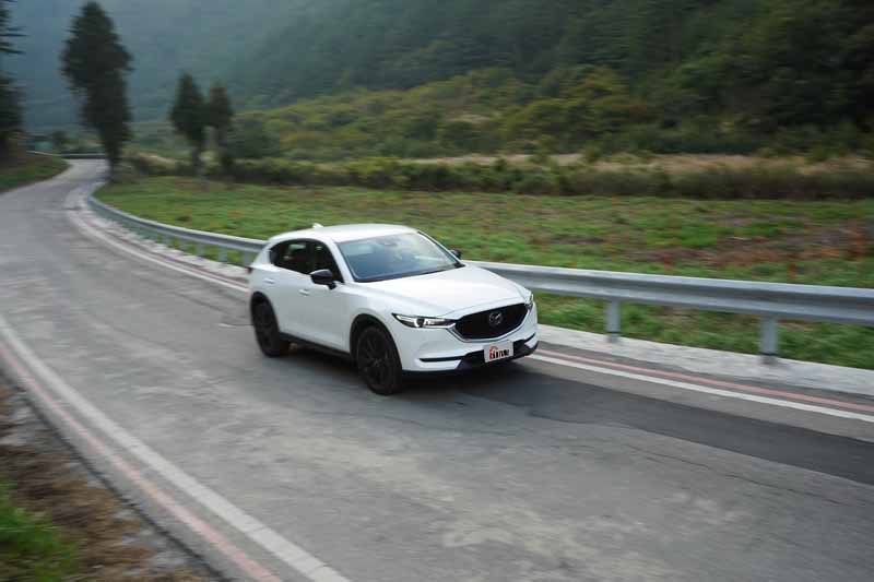 CX-5相較同級距對手擁有較為運動化的獨立懸吊設定,山路上的晃動感比起傳統SUV小上許多