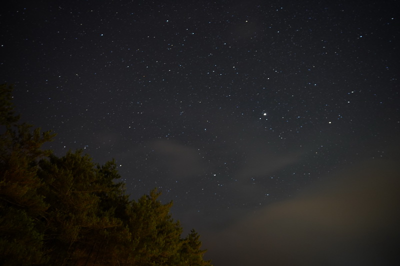 抵達時天空中仍漫佈著濃厚雲層,但等待一段時間待雲霧散去終於看到那美不勝數的漫天星斗