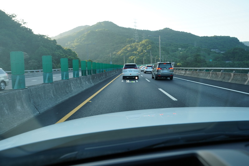 HUD抬頭顯示器會顯示車距調整與時速設定的相關訊息