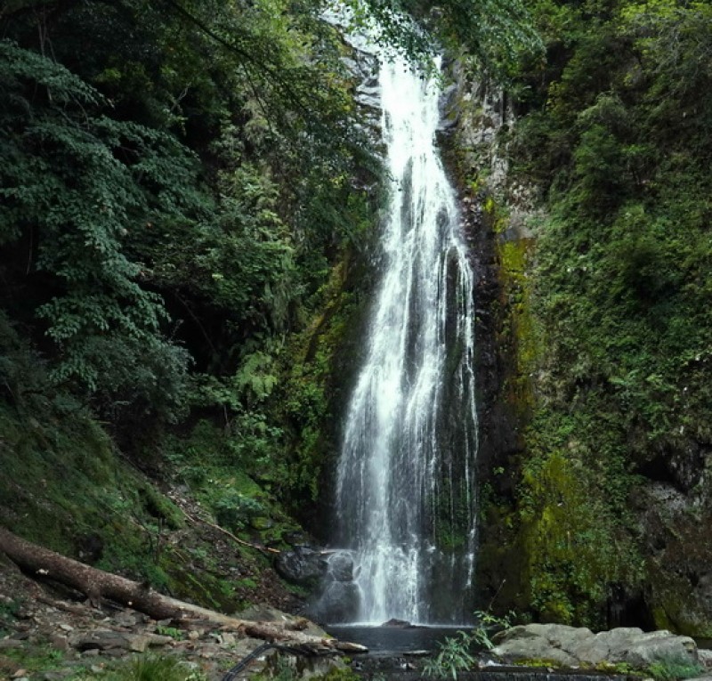 山瀑布又名煙聲瀑布,據傳是在遠處便能聽到流淌而下的水聲及如煙般的水氣得名
