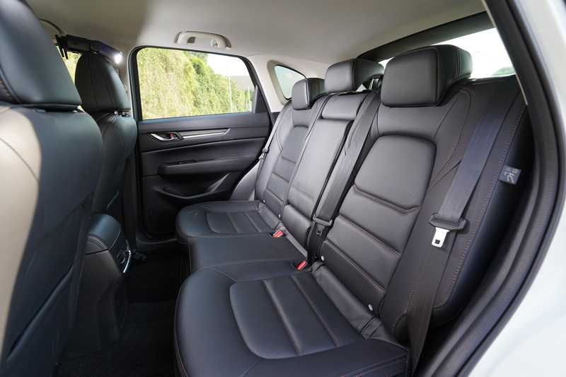 CX-5的後座空間相當寬敞還配有後座空調出風口,整趟旅途下來乘客皆相當滿意