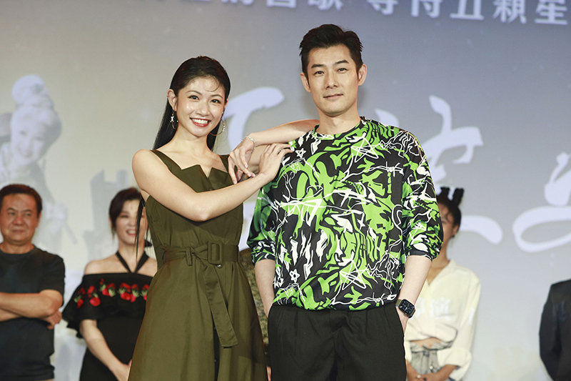 【車勢星聞】李千那(左)、施易男出席《孟婆客棧》首映會。(圖:公視台語台提供)
