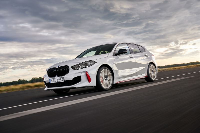 BMW 128ti搭載2.0升渦輪引擎,265hp/40.8kgm、0~100km/h加速6.1秒。