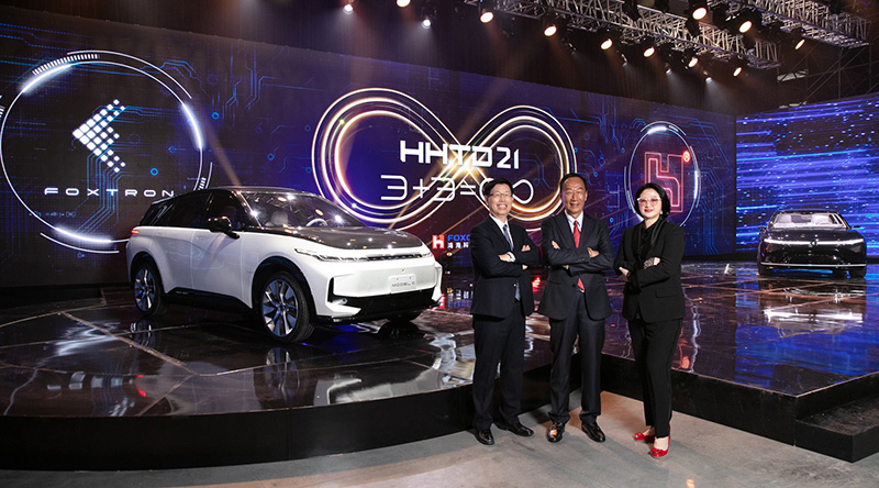 在「鴻海科技日Hon Hai Tech Day 」(HHTD21)中裕隆集團董事長嚴陳莉蓮、鴻海集團創辦人郭台銘與鴻海集團董事長劉揚偉〈右起〉共同展現「MIH電動車開放平台」具體成果!