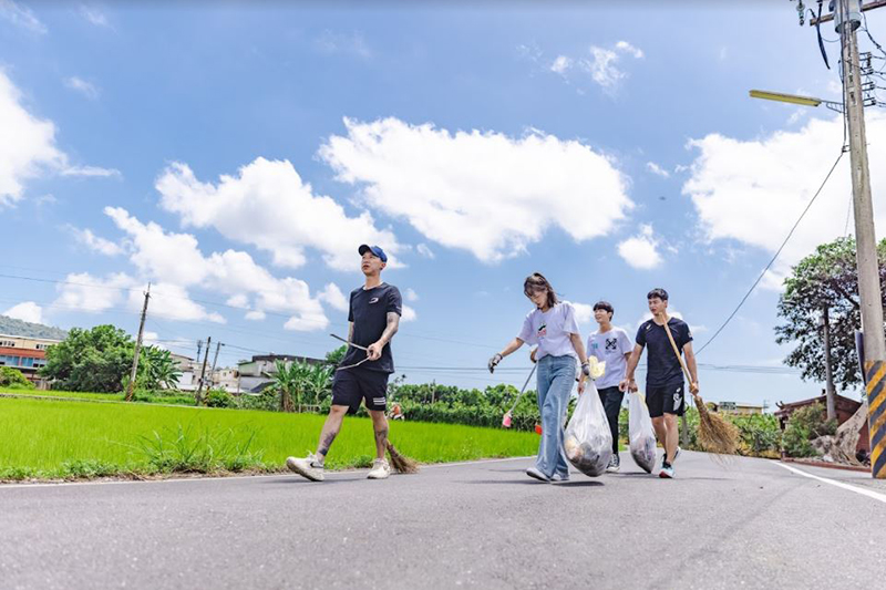 【車勢星聞】《全明星觀察中》為社區打掃體驗清潔人員辛苦。(圖:好看娛樂提供)