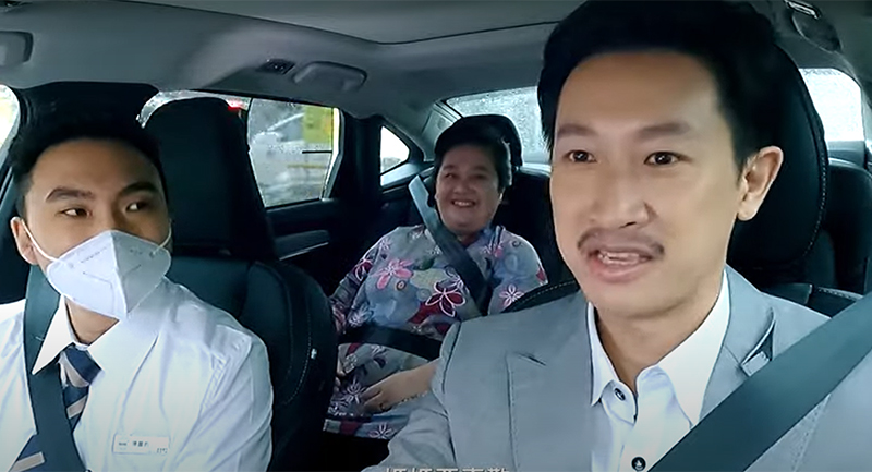 【車勢星聞】《我的 Volvo 怎麼那麼可愛》中演員Darren邱凱偉、鍾欣凌試駕皆繫上安全帶。(圖:翻攝自 Volvo官方Youtube頻道)