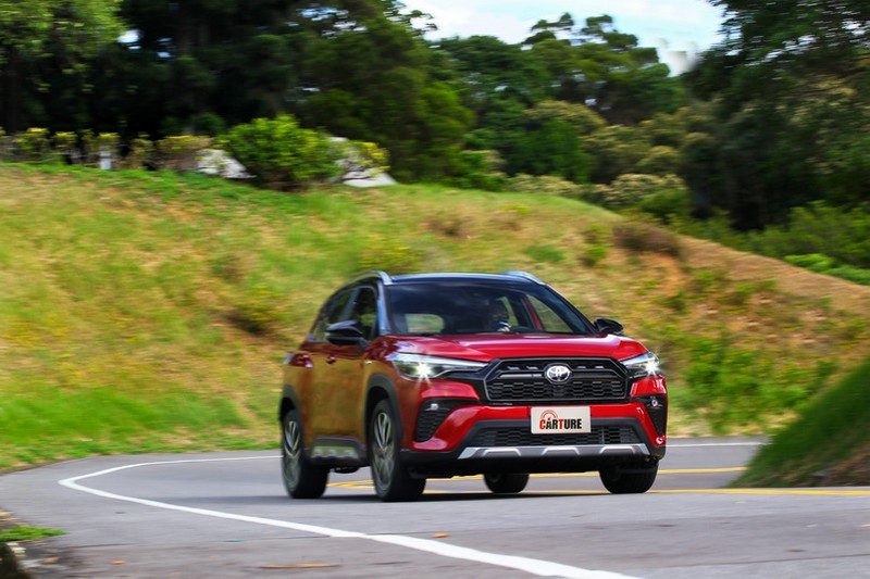 COROLLA CROSS GR SPORT大幅精進懸吊設定,不僅前後彈簧係數加重30%,就連減震筒阻尼係數也各自獲得前5%與後20%的提升。